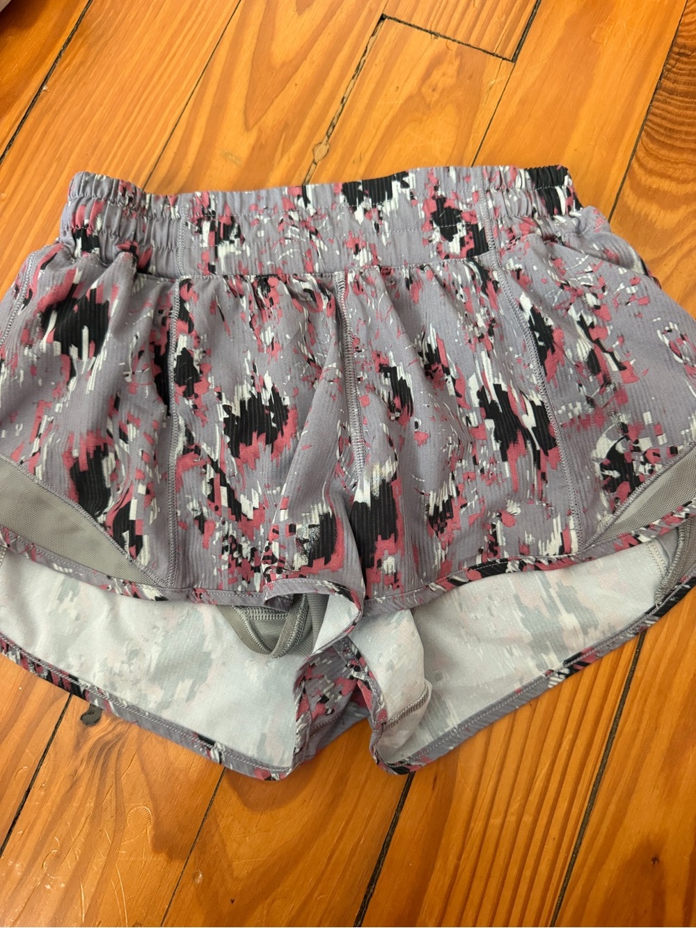 Lululemon size 4 2.5” Women's Heather Gray & Pink Print Athletic Shorts